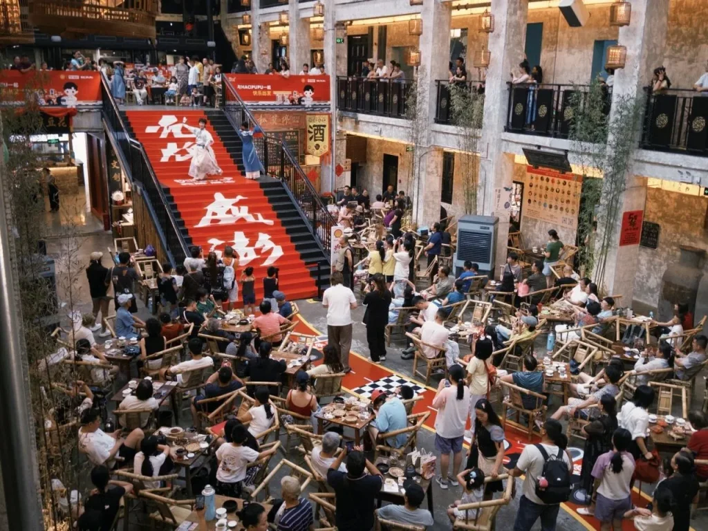 Da Qi Teahouse in Chengdu with traditional gaiwan tea and Sichuan folk performances