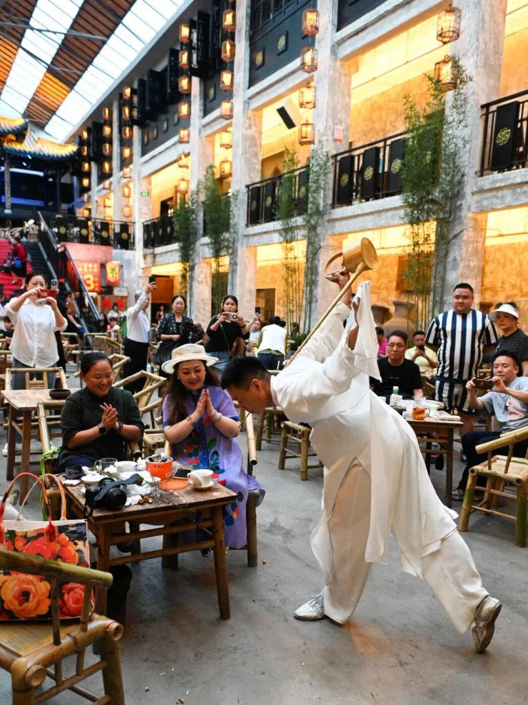 Da Qi Teahouse in Chengdu with traditional gaiwan tea and Sichuan folk performances